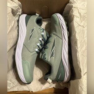 NWB Altra Superior 6  - W9